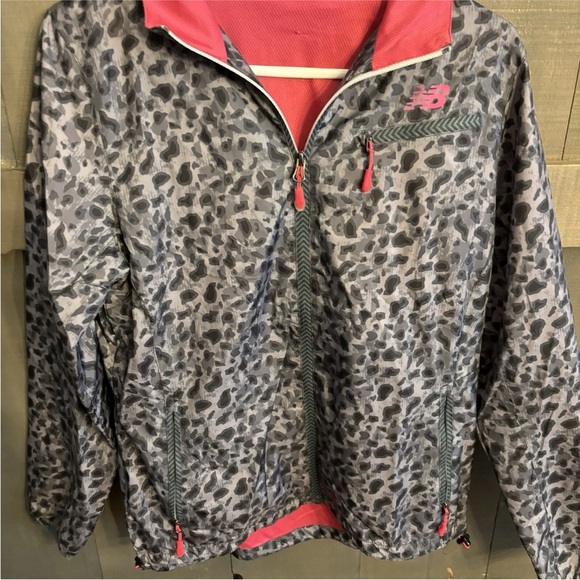 New Balance Women’s Pink Grey Leopard Animal Print Rain Jacket Size Medium - Picture 3 of 8